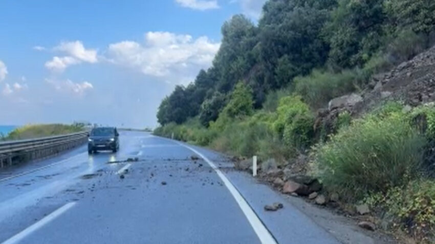 Zonguldakta heyelan toprak ve kaya parcalari yolu kapatti mVFkfQQm